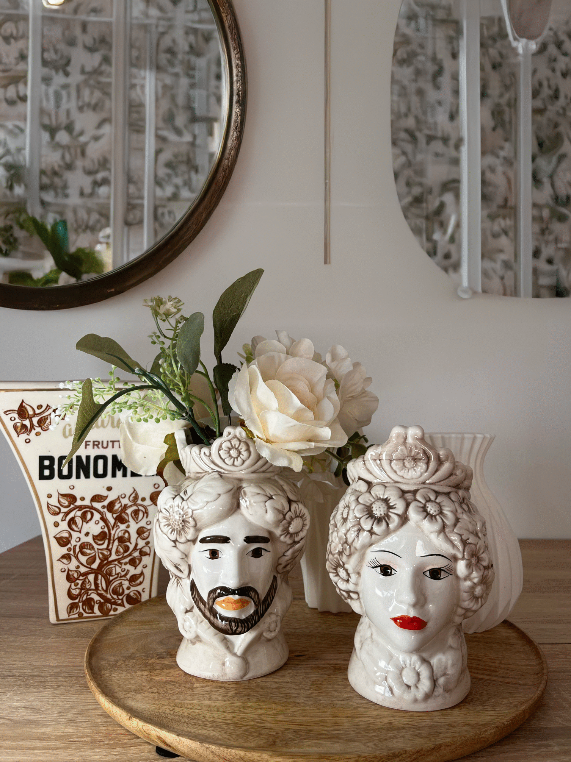 Lot de 2 vases en céramique, représentant les têtes de Maures, objets typiques siciliens d'une hauteur de 18cm.