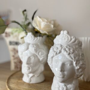 Lot de 2 vases en céramique représentant le "teste di moro" objets typiques de Sicile, d'une hauteur de 18cm.