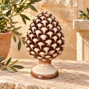 Pigne sicilienne en céramique antique beige et marron, décoration traditionnelle sur une terrasse en pierre.