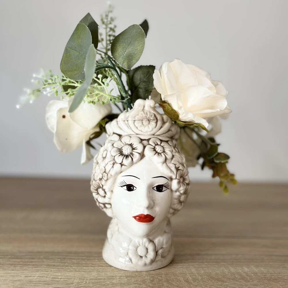 Vase tête de Maure femme en céramique blanche avec fleurs décoratives d'une hauteur de 18cm.