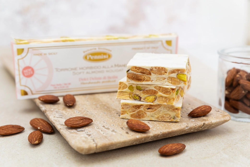 Nougat aux amandes de Sicile sur planche, pâtisseries artisanales de chez Pennisi, 160g.