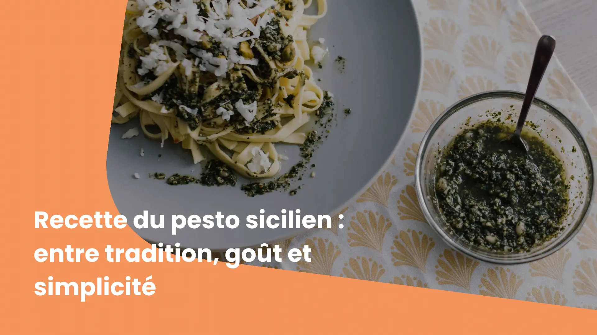 Assiette de pâtes fraîches au pesto sicilien bio avec copeaux de fromage et sauce artisanale maison